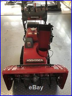 HONDA 32 HSS1332AATD SNOWBLOWER, track drive, low usage, electric start