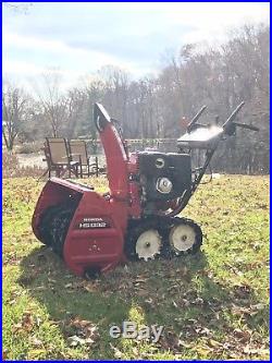 Honda HS1332TAS Snowblower with tracks and electric start. 21hrs