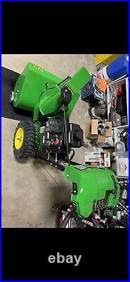 John Deere Snowblower 827E